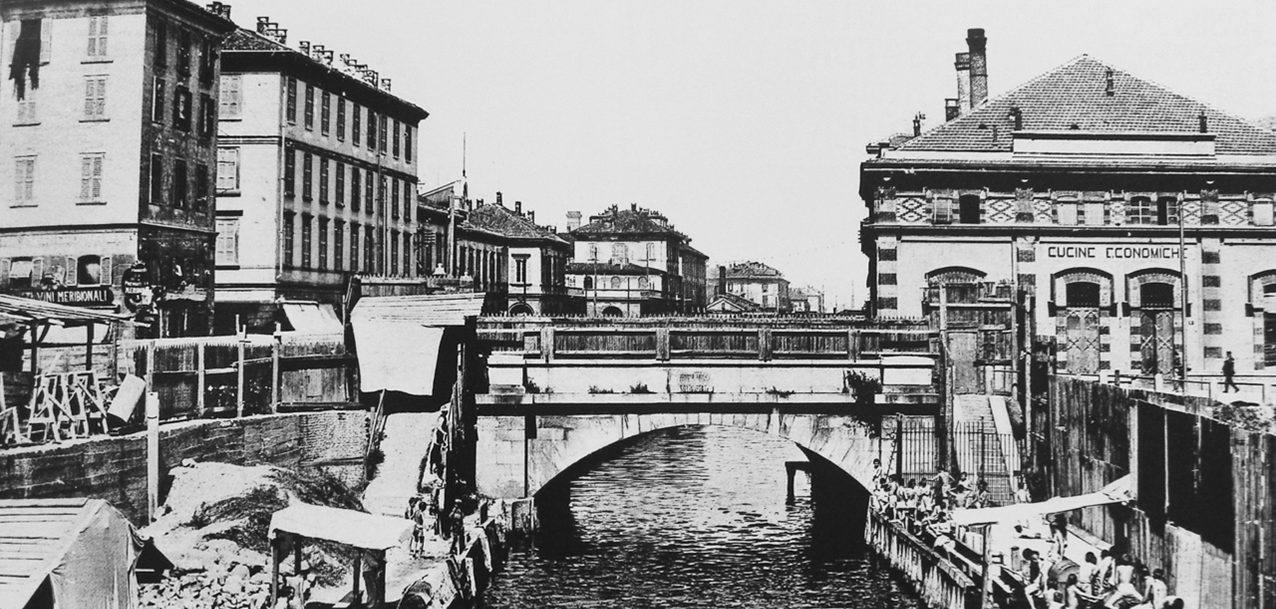 via-melchiorre-gioia-il-naviglio-martesana-con-bagnanti-e-a-destra-le-cucine-economiche-realizzate-nel-1883